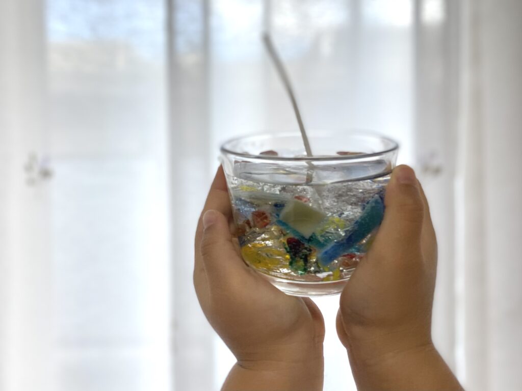 三田ガラス工芸館で作ったジェルキャンドルを持つ女の子の手