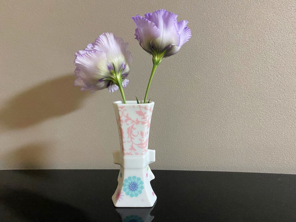 ポーセラーツで作った花瓶に生けられた紫色の花