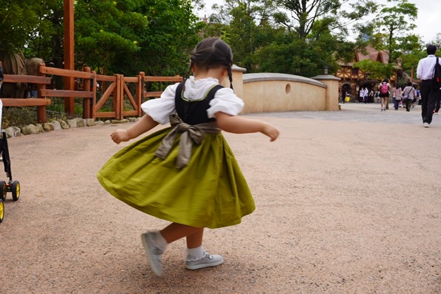 幼少期アナドレスを着て踊る女の子