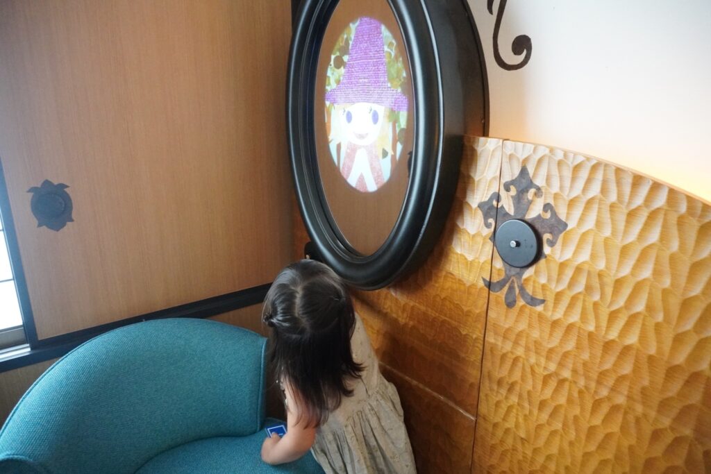 ハッピーマジックルームの鏡の仕掛けを見る女の子