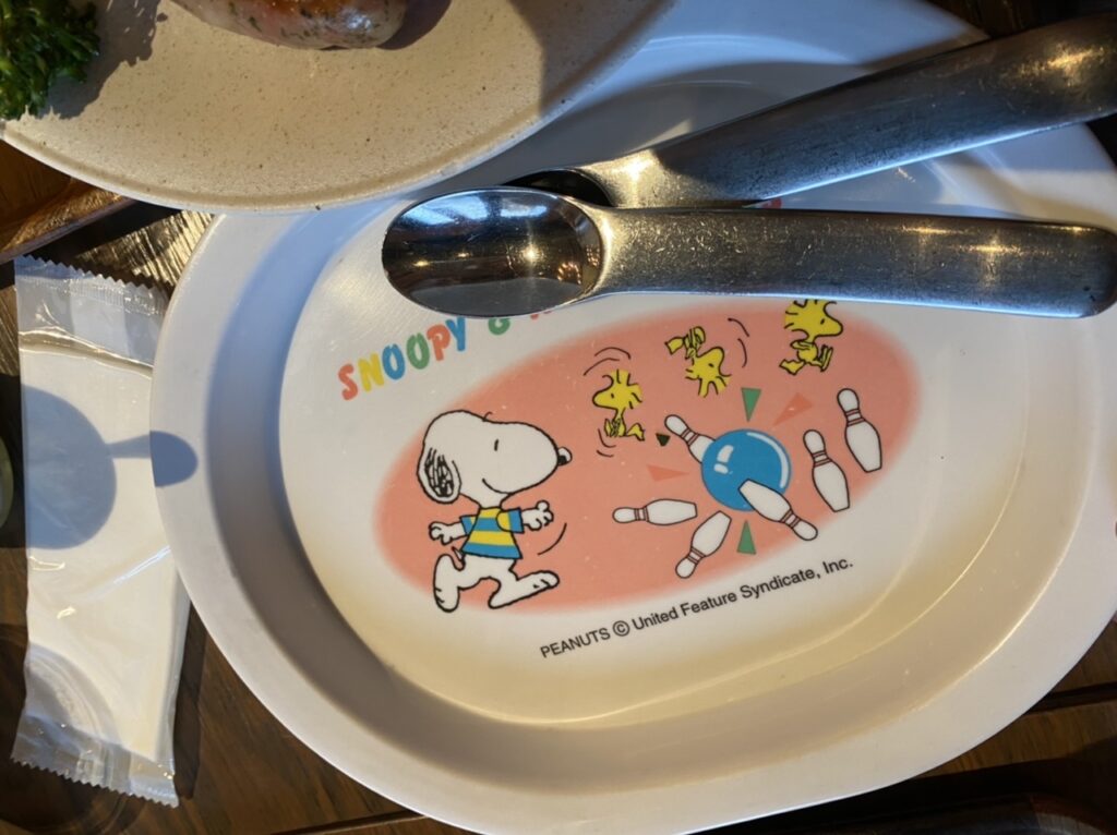 子ども用のお皿とカトラリー