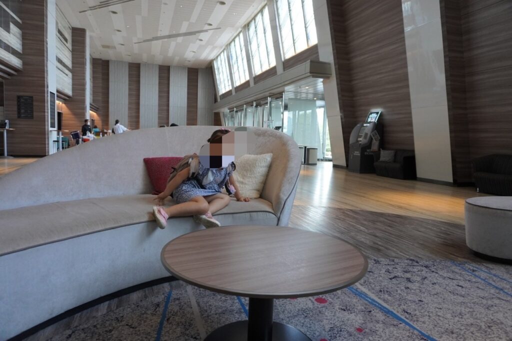 琵琶湖マリオットホテルのロビーのソファに座る女の子
